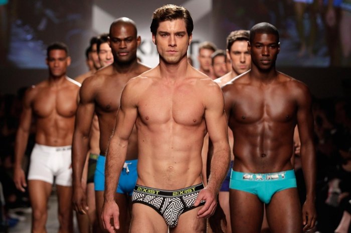 много мужчин